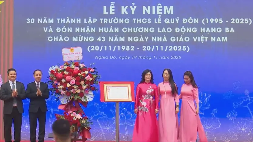 Trường THCS Lê Quý Đôn nhận Huân chương Lao động hạng Ba